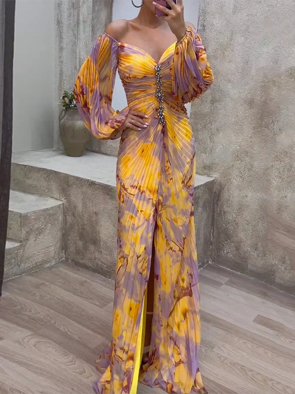 Abito maxi con scollo bardot, maniche a sbuffo e arricciature, fantasia gialla e viola