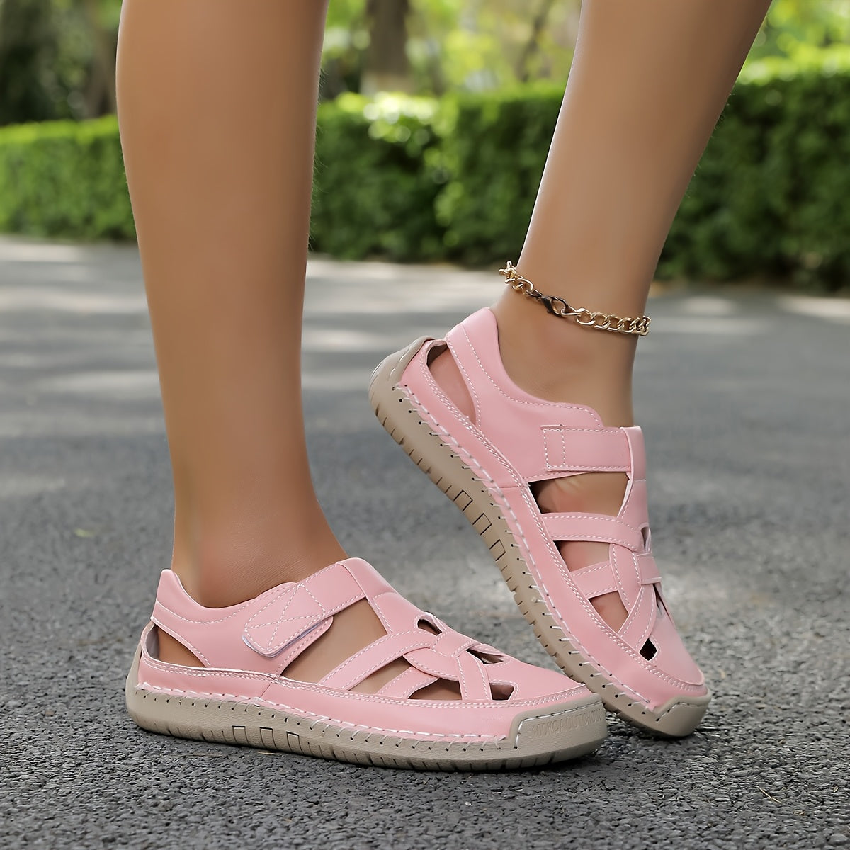 Sandali leggeri rosa con cinturini incrociati e suola tipo espadrille