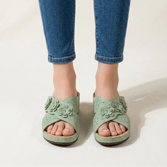 Sandali eleganti con zeppa verde chiaro, fascia a X e fiori 3D sul davanti