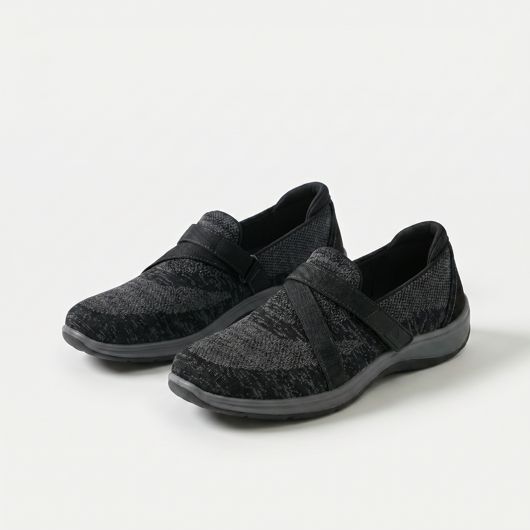 Pantofole slip-on nere in tessuto con fascia elastica, suola flessibile