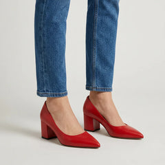 Scarpe con tacco a blocco rosse e punta a spillo, vista laterale con jeans