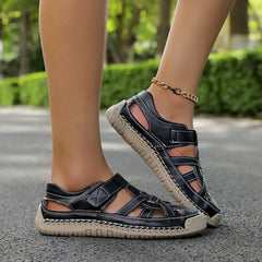 Sandali estivi leggeri neri con cinturini incrociati e suola spessa beige