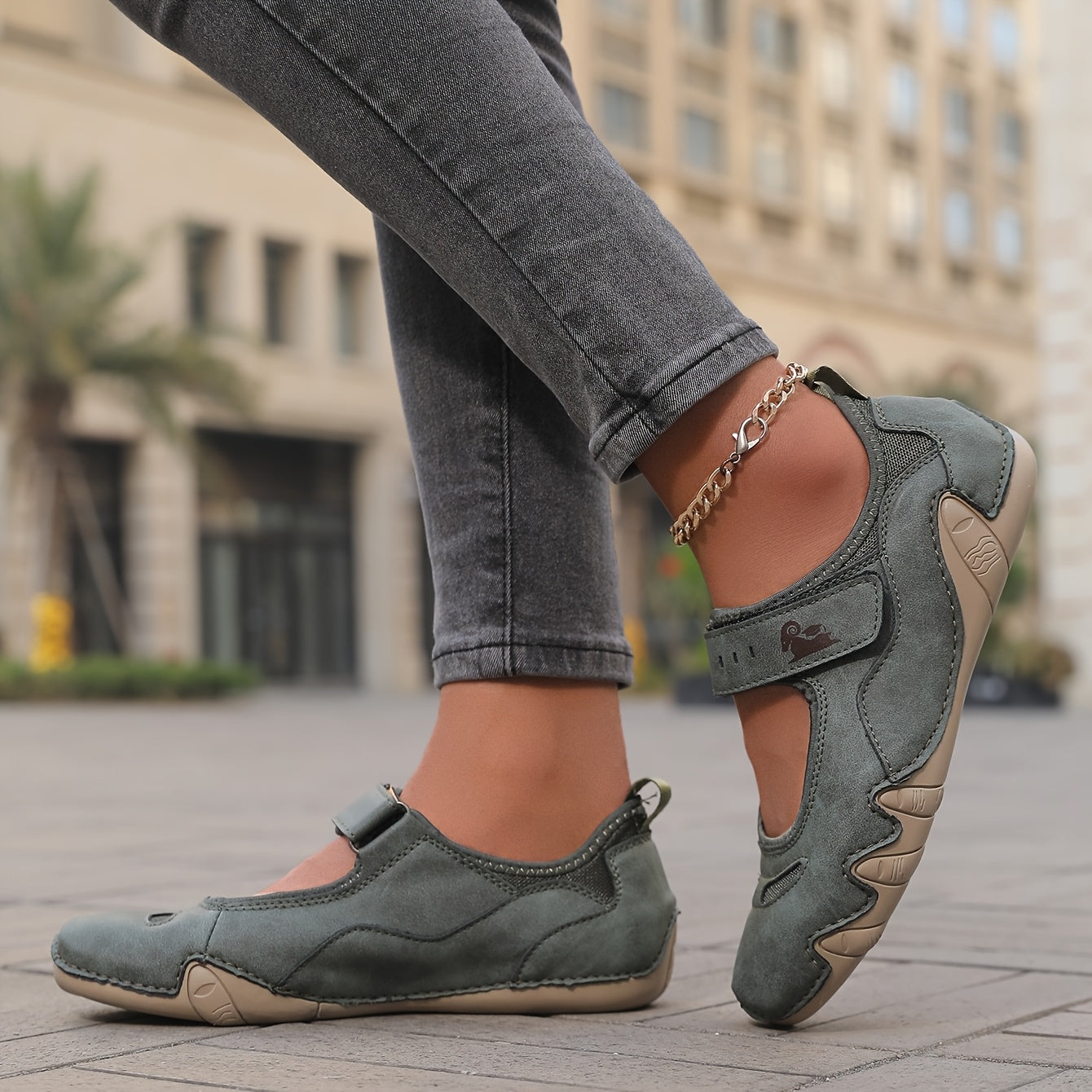Ballerine comfort leggere grigio scuro con cinturino a strappo e suola beige