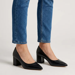 Scarpe con tacco a blocco nere e punta affusolata, vista laterale con jeans