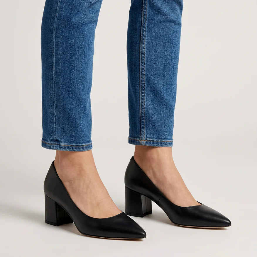 Scarpe con tacco a blocco nere e punta affusolata, vista laterale con jeans