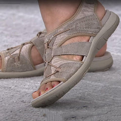 Sandali ortopedici beige con cinturini a strappo e tomaia traforata, suola chiara
