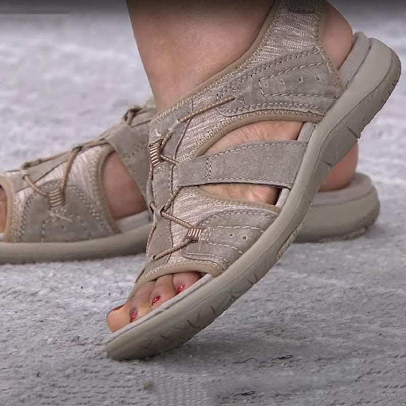 Sandali ortopedici beige con cinturini a strappo e tomaia traforata, suola chiara
