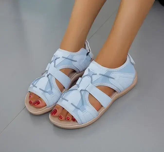 Sandali ortopedici azzurro chiaro con cinturini a strappo e suola beige