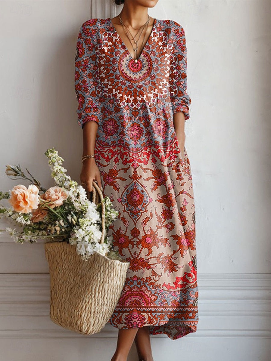 Abito lungo multicolore con scollo a V, maniche a 3/4 e motivo paisley floreale.