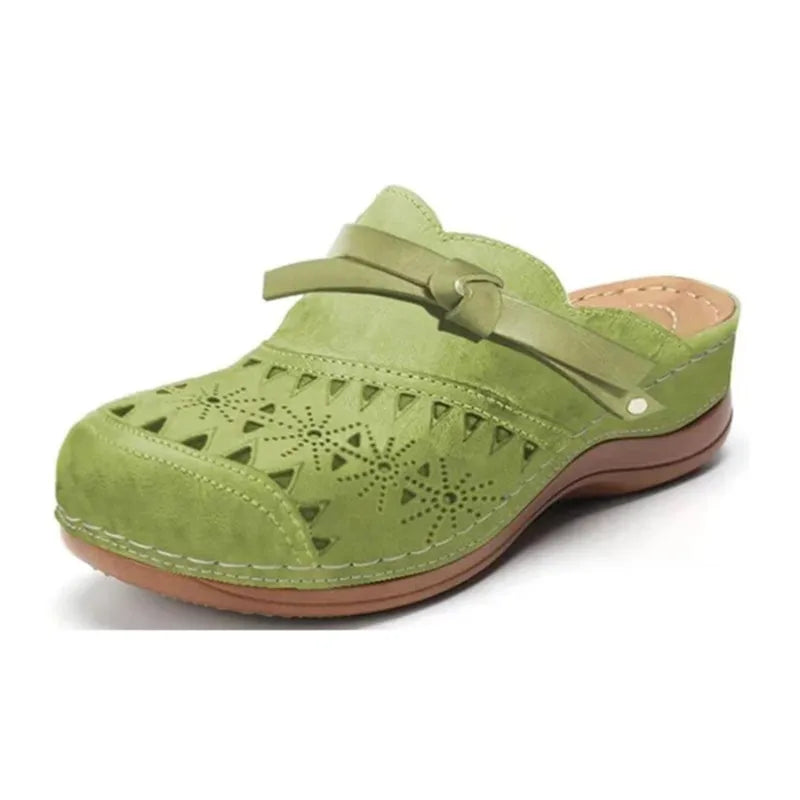 Zoccoli ortopedici Comfort verde chiaro, tomaia traforata e cinturino regolabile, suola marrone.