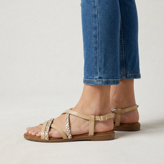 Sandali flat donna beige con cinturino posteriore e suola marrone