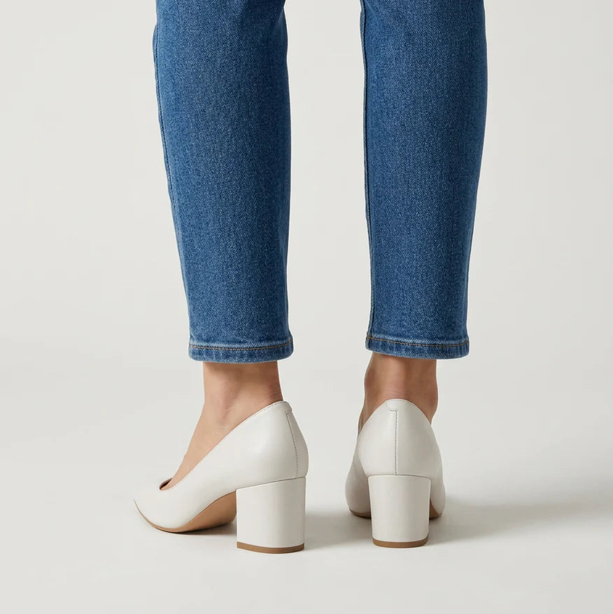 Scarpe con tacco a blocco bianche e punta affusolata, vista posteriore