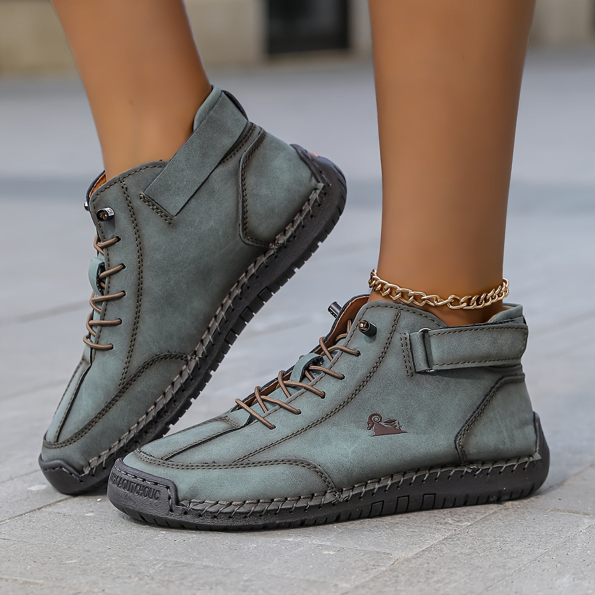 Sneaker alte grigio scuro con lacci e cinturino, cuciture decorative e suola spessa