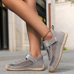 Scarpe ortopediche traspiranti grigie con cinturino e lacci, suola beige.