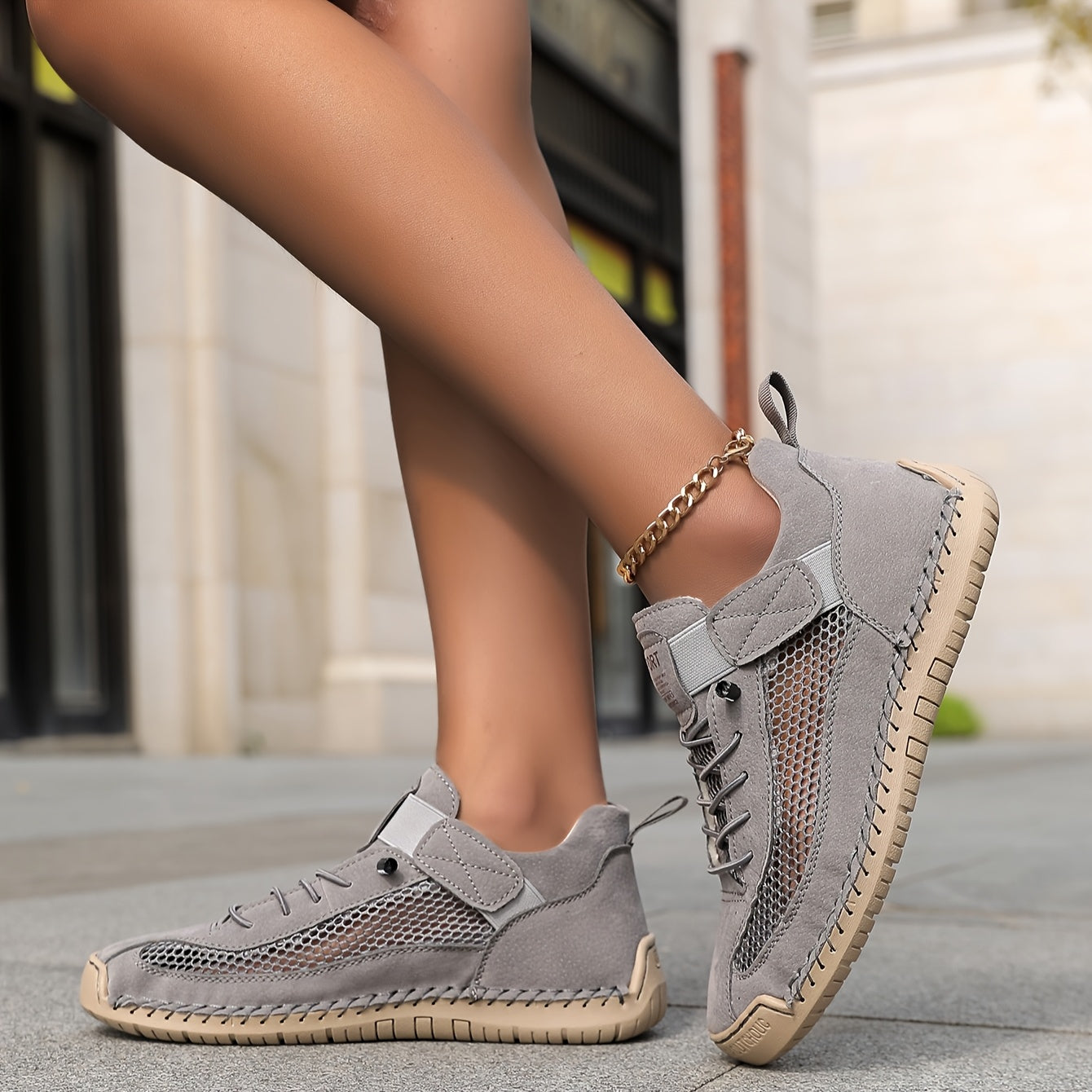 Scarpe ortopediche traspiranti grigie con cinturino e lacci, suola beige.