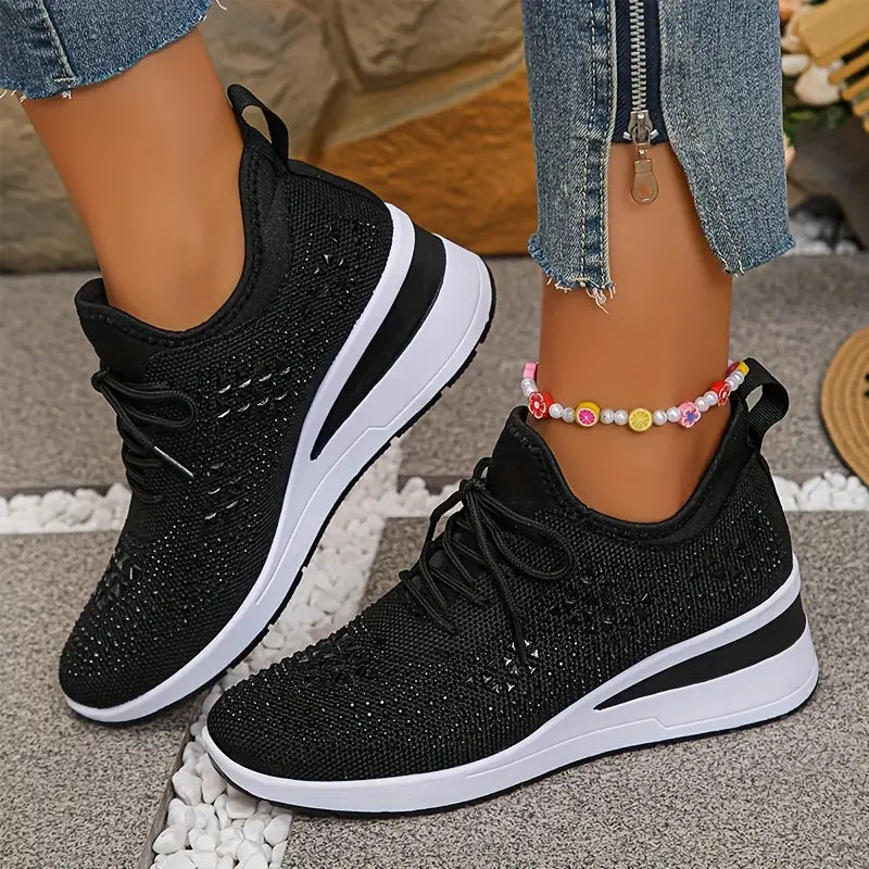Scarpe ortopediche nere in maglia con lacci e suola bianca ammortizzante