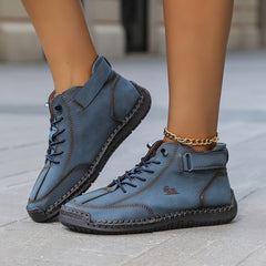 Sneaker alte blu con lacci e cinturino, suola spessa e logo ricamato
