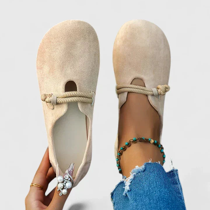 Mocassino elegante NORA beige in camoscio, laccetto annodato e apertura sul davanti