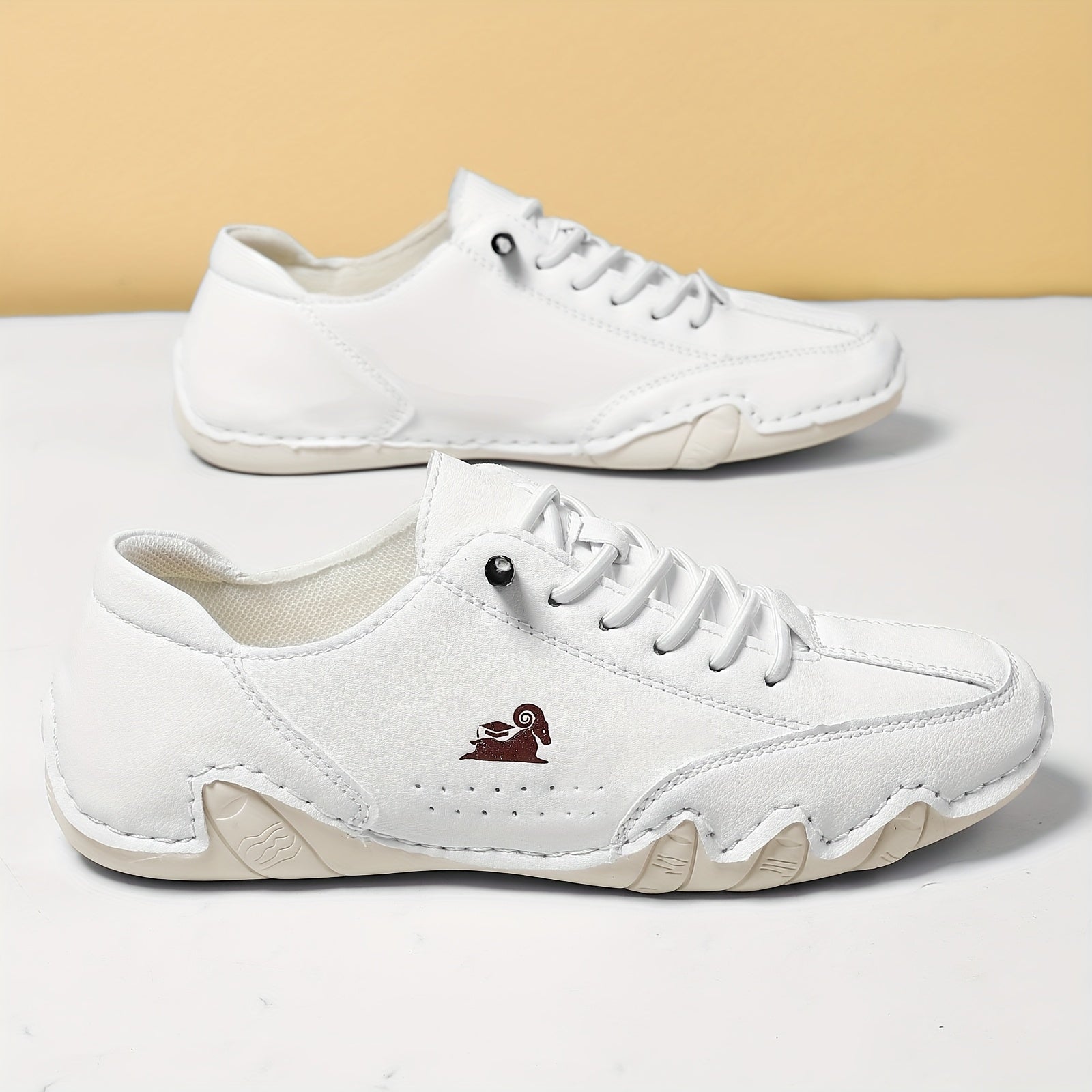 Scarpe leggere Milo bianche in pelle scamosciata, con lacci e suola sagomata