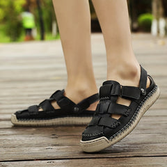 Sandali comfort regolabili neri con fibbie, indossati