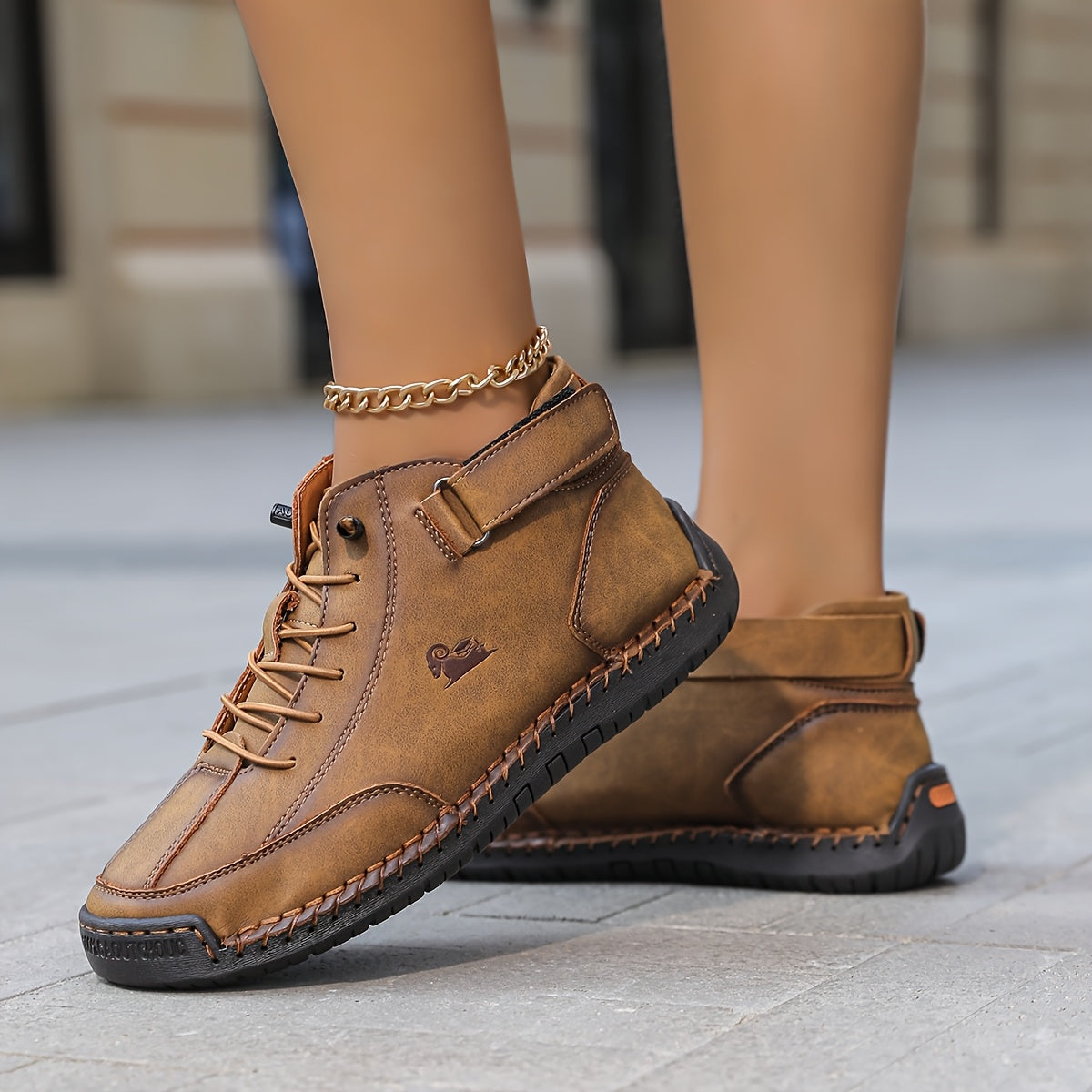 Sneaker alte cuoio/marrone con lacci e cinturino, suola spessa e logo ricamato