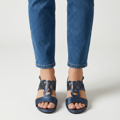 Sandali blu scuro con tacco medio, cinturino al tallone e applicazione intrecciata sulla parte anteriore