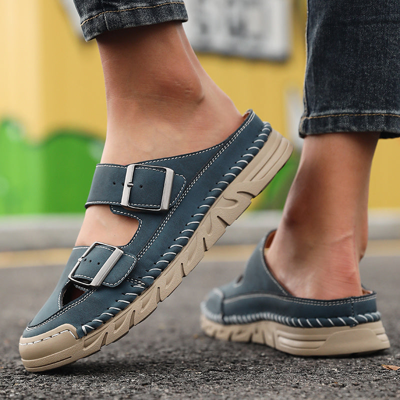 Sandali regolabili blu con due fibbie metalliche e suola beige spessa