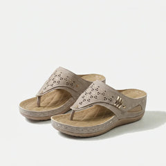 Sandali con zeppa e infradito in beige con inserti traforati e fibbia metallica