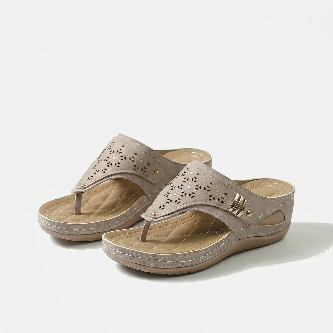 Sandali con zeppa e infradito in beige con inserti traforati e fibbia metallica