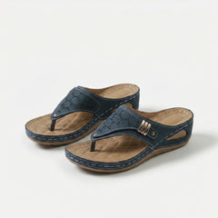 Sandali con zeppa e infradito blu navy con trafori e fibbia metallica