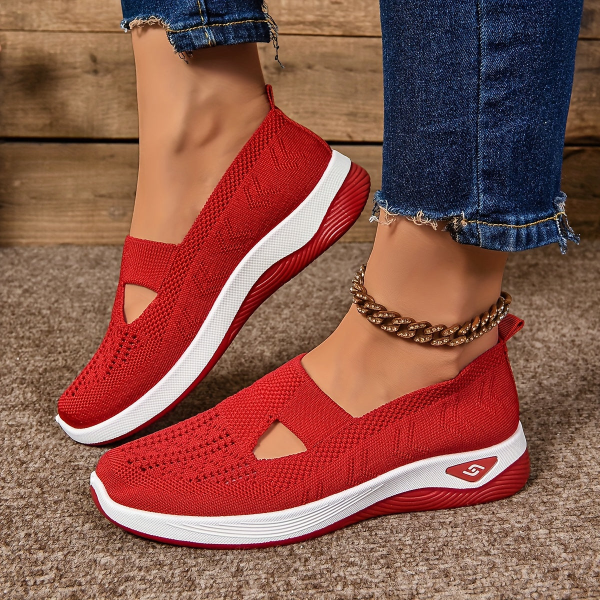 Scarpe antiscivolo in maglia rossa, suola bianca e trafori laterali