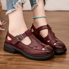 Sandali bordeaux con fibbia regolabile, cinturini e suola spessa