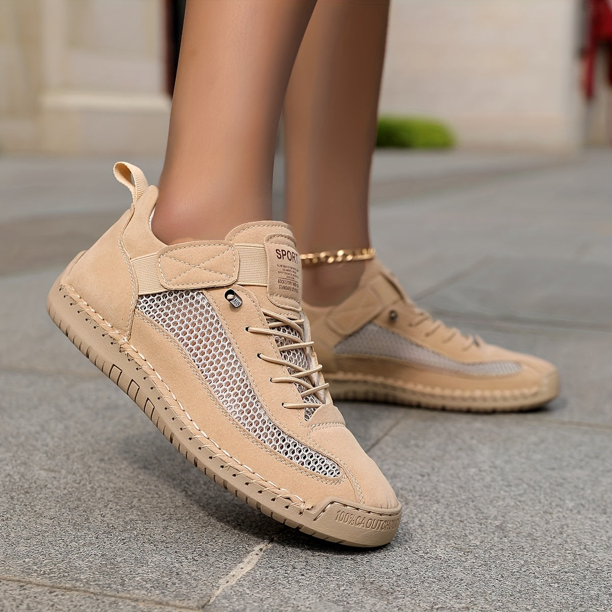 Scarpe ortopediche traspiranti beige con suola spessa e inserti mesh laterali
