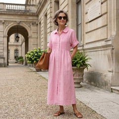 Abito midi rosa con maniche corte e bottoni davanti, vita arricciata a pieghe