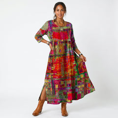 Abito midi girocollo in stampa astratta multicolore (rosso, verde, viola), maniche 3/4, spacchi