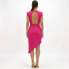 Vestito asimmetrico fucsia con spalle strutturate e schiena a giorno