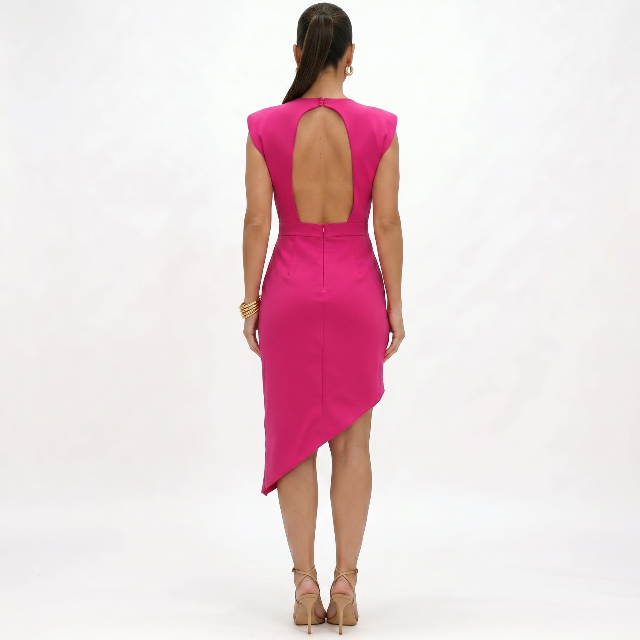 Vestito asimmetrico fucsia con spalle strutturate e schiena a giorno