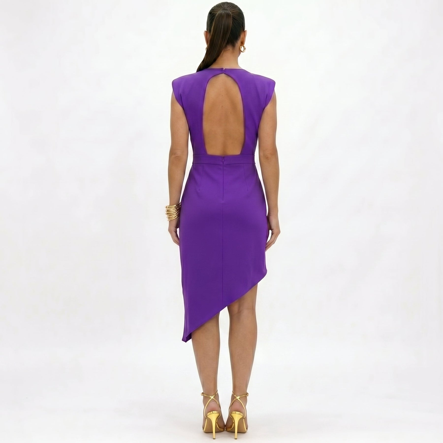 Vestito asimmetrico viola con spalle strutturate e apertura sul retro