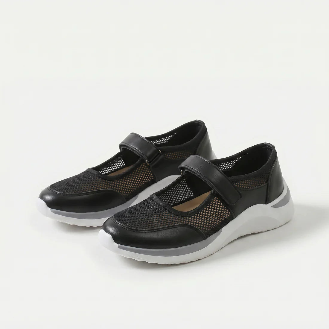 Scarpe comfort nere con fascia a strappo e tomaia traforata, suola spessa bianca-grigia.