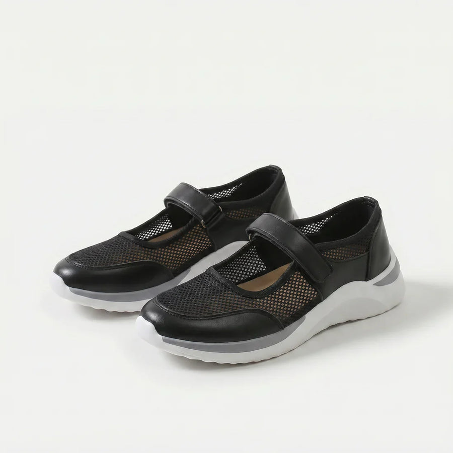 Scarpe comfort nere con fascia a strappo e tomaia traforata, suola spessa bianca-grigia.
