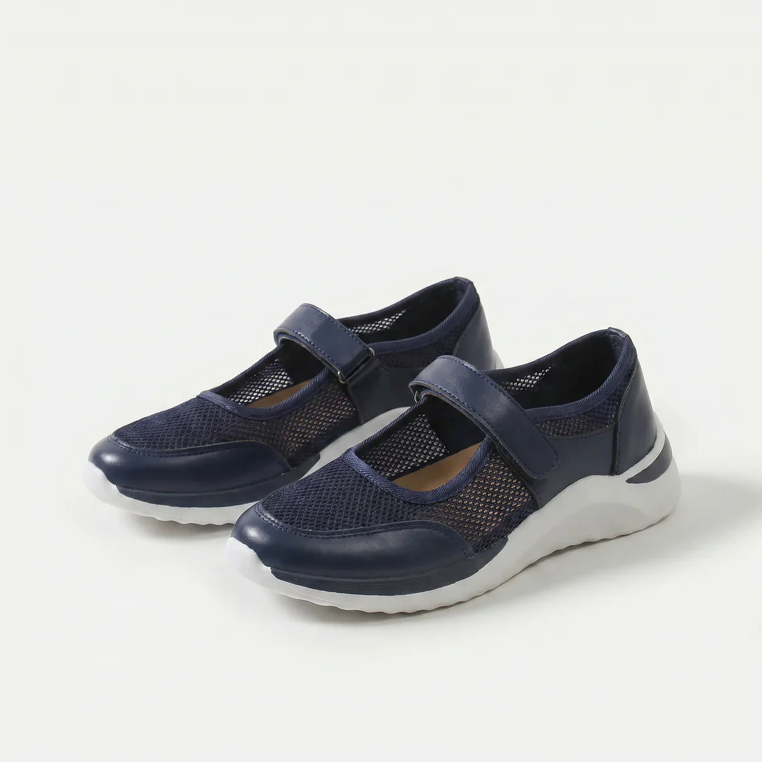 Scarpe comfort blu scuro con fascia a strappo e tomaia traforata, suola spessa bianca-grigia.