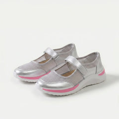 Scarpe comfort argento con fascia a strappo, suola spessa e dettaglio rosa sul lato.