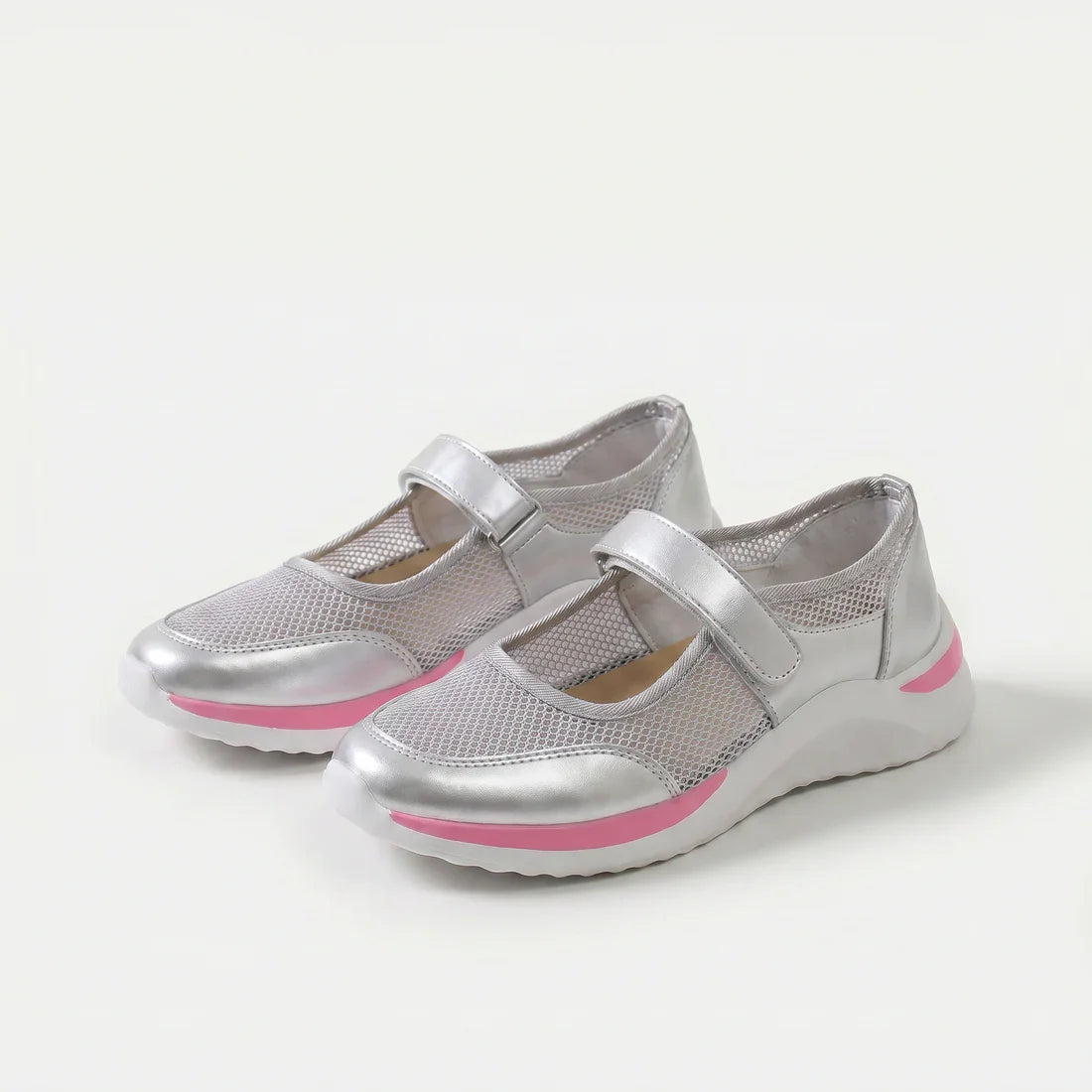 Scarpe comfort argento con fascia a strappo, suola spessa e dettaglio rosa sul lato.