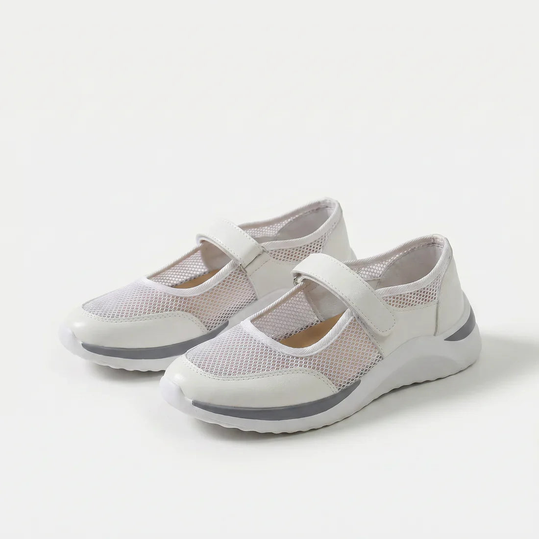 Scarpe comfort bianche con fascia a strappo e tomaia traforata, suola spessa grigia.