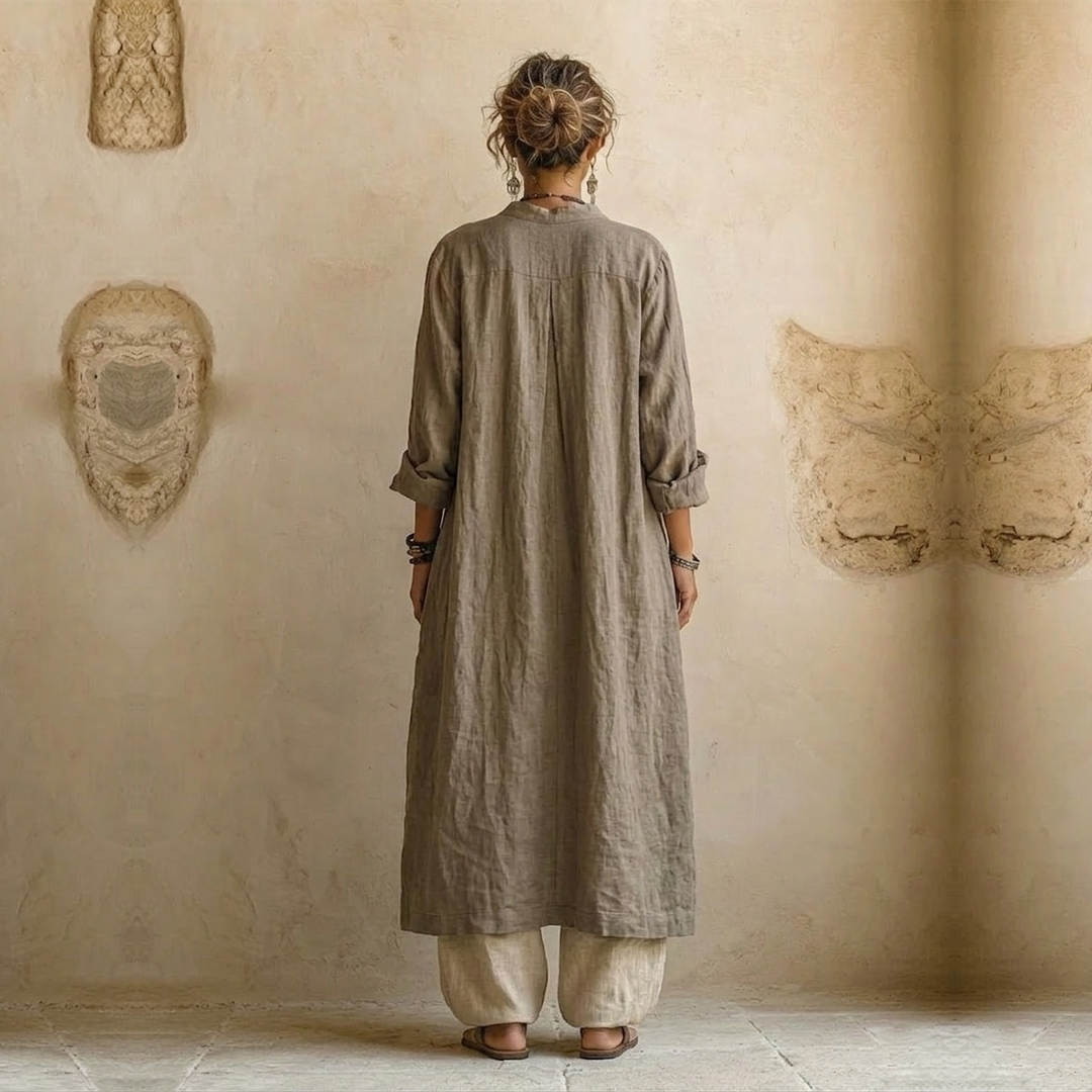 Completo elegante con tunica grigio-verde e pantaloni lunghi color crema, vista posteriore