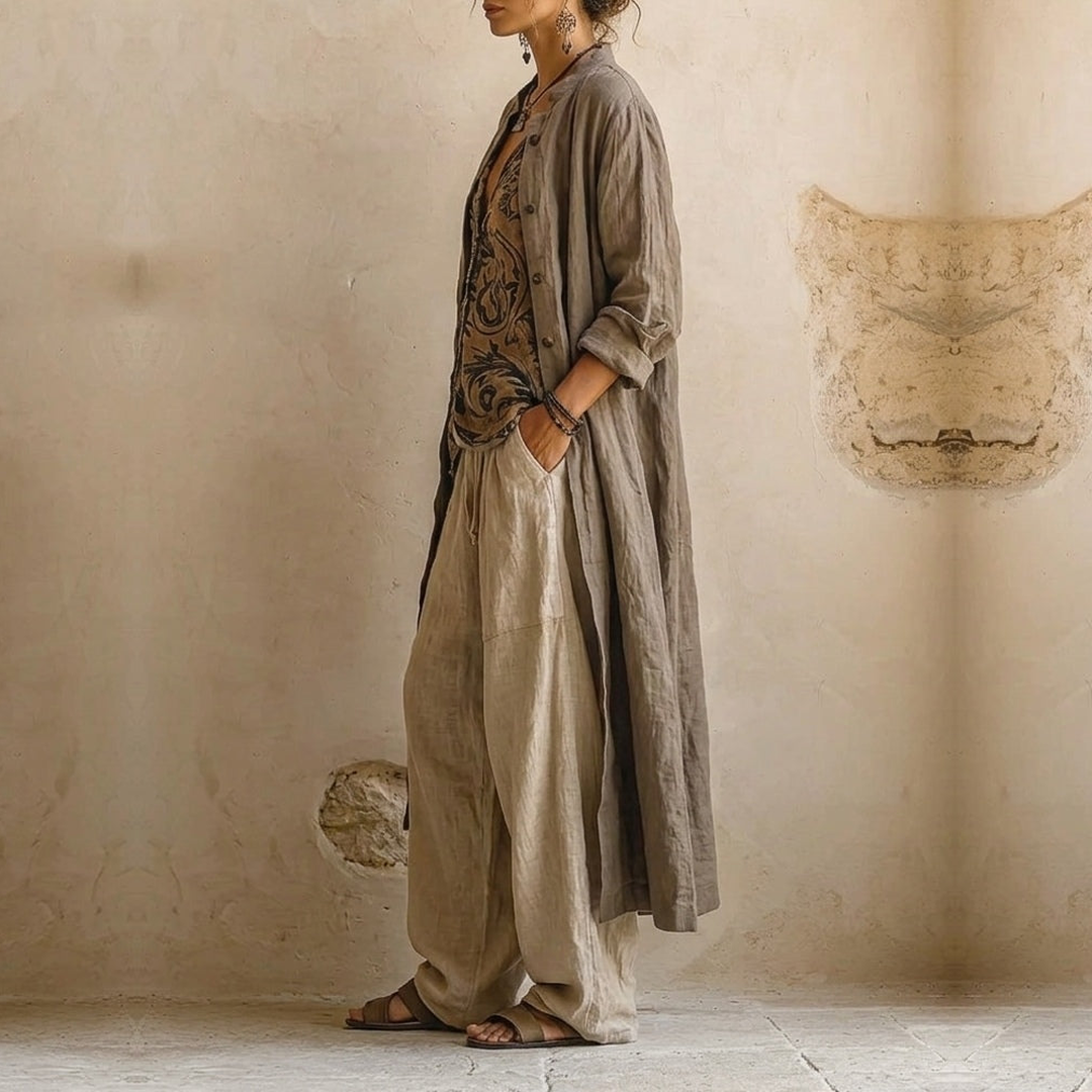 Completo elegante: top stampato con maniche a mantella e pantaloni ampi crema, laterale