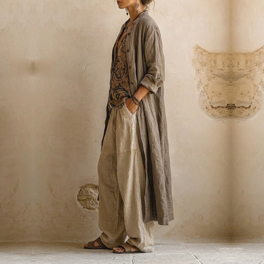 Completo elegante: top stampato con maniche a mantella e pantaloni ampi crema, laterale