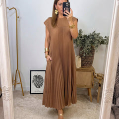 Abito lungo senza maniche beige plissé con scollo rotondo e maniche ad aletta