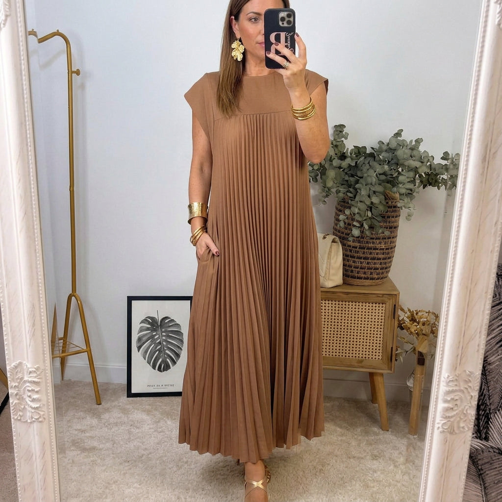Abito lungo senza maniche beige plissé con scollo rotondo e maniche ad aletta