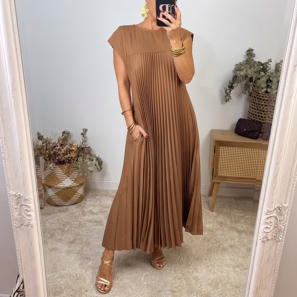 Abito lungo senza maniche beige-cammello plissé con scollo rotondo